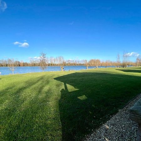 Reeds Lodge, Lake Pochard South Cerney Extérieur photo